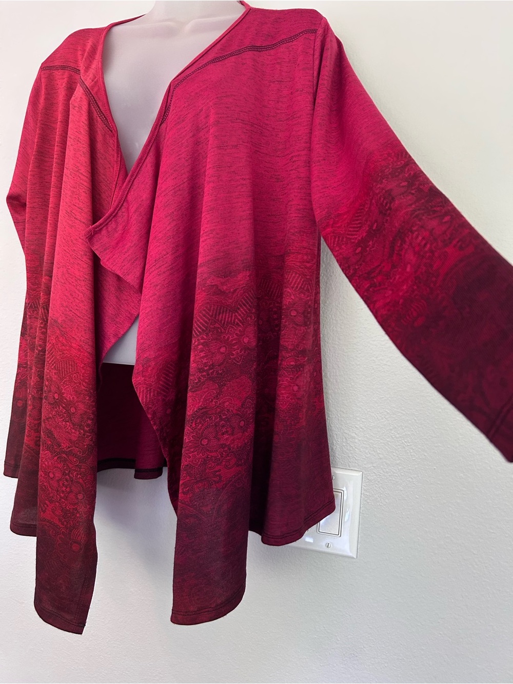 Unity lightweight open cardigan red with black ombré print L